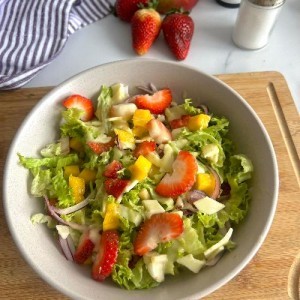 Ensalada con fresa, mango y aderezo de yogurt