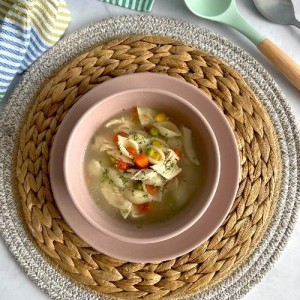 Sopa de pollo con Conchitas 